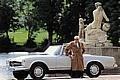 Béla Barényi am Mercedes-Benz Typ 280 SL, wegen seines eleganten und zugleich stabilen Hardtop-Dachs landläufig Pagode genannt.